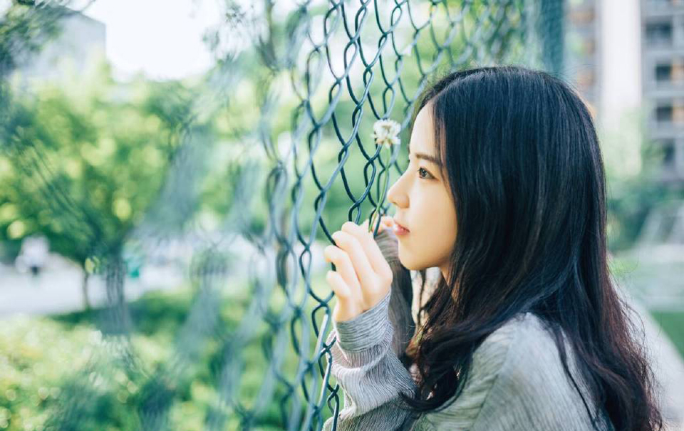 “的确有些冲突，只是……”邓贤苦笑道。