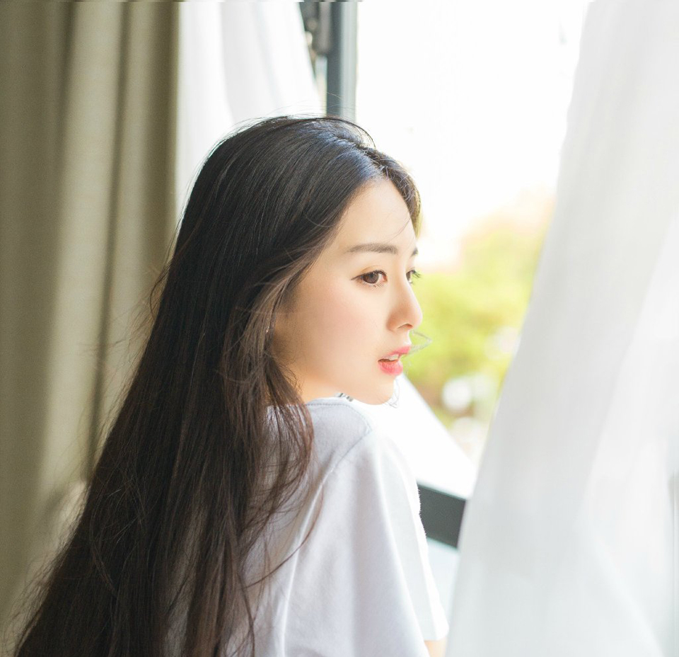 两个女人的私聊，吕布自然没兴趣知道，周瑜的死虽然跟自己没关系，不过周瑜这一死，江东跟荆州的关系就微妙了，至少这个从一开始就不怎么可靠地联盟，现在算是彻底废了，他该考虑下一步怎么走了。